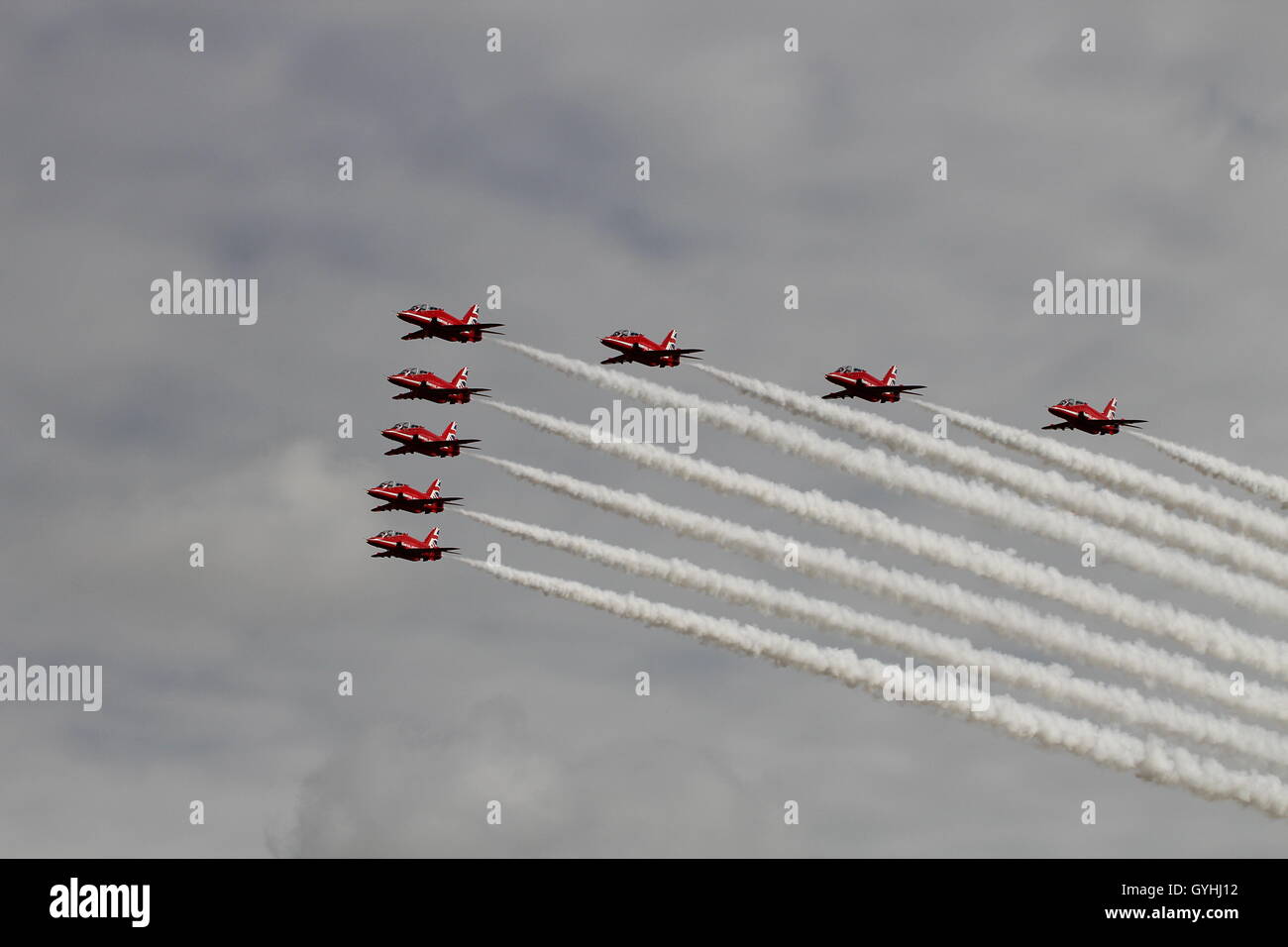 Huit BAe Hawk T1s de l'équipe de voltige aérienne de la Royal Air Force, les flèches rouges, arriver à l'aéroport de Prestwick. Banque D'Images