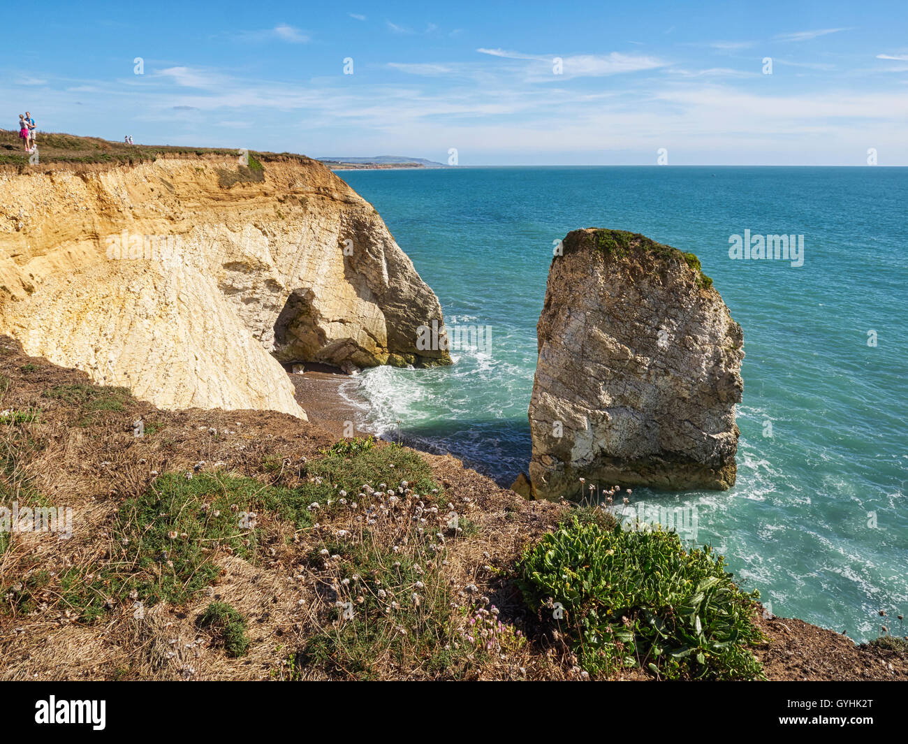 La baie d'eau douce et mer stacks sur l'île de Wight de Compton down Banque D'Images