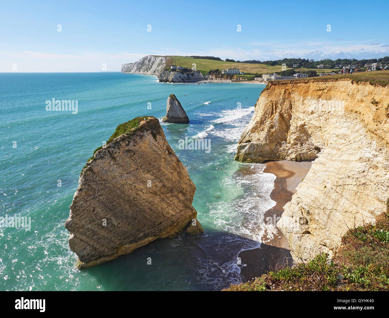 La baie d'eau douce et mer stacks sur l'île de Wight de Compton down Banque D'Images