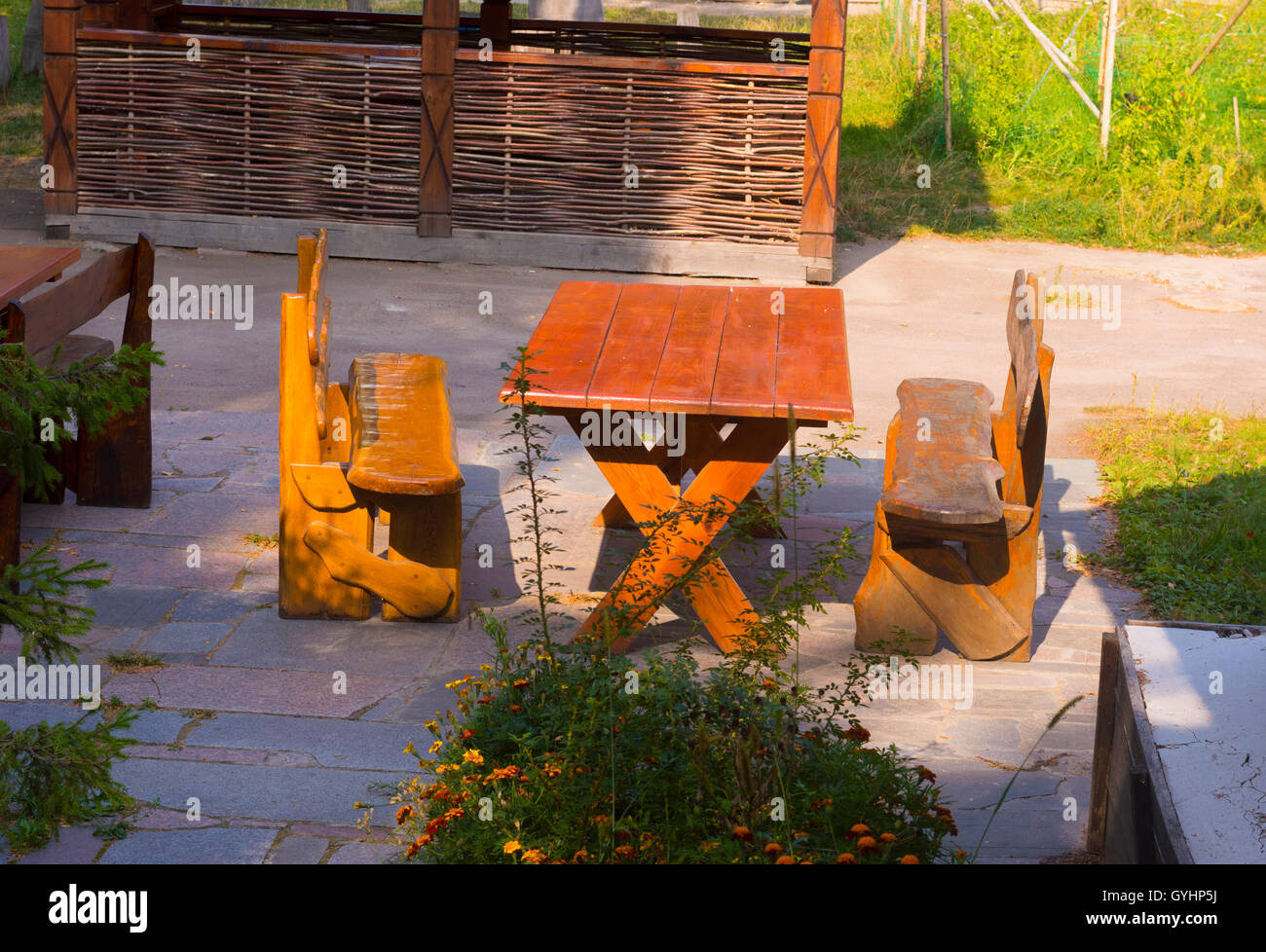 Table et chaises en bois parmi Pays Yard Banque D'Images