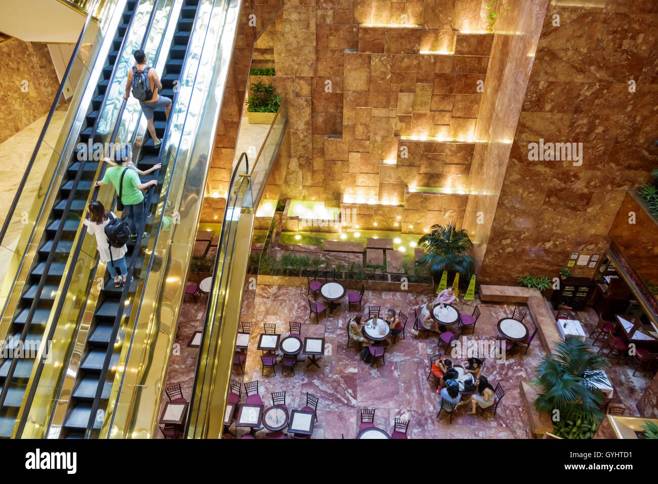 New York City, NY NYC Manhattan, Midtown, Fifth Avenue, Trump Tower, atrium, Trump Cafe, salle à manger, escalier roulant, couleur or, adultes, femme femmes, homme hommes Banque D'Images