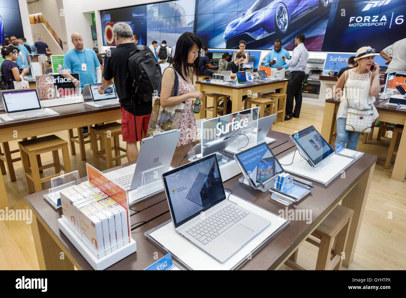 New York City,NY NYC Manhattan,Midtown,Fifth Avenue,shopping shopper shoppers magasins marché marchés achats vente, magasins de détail Banque D'Images