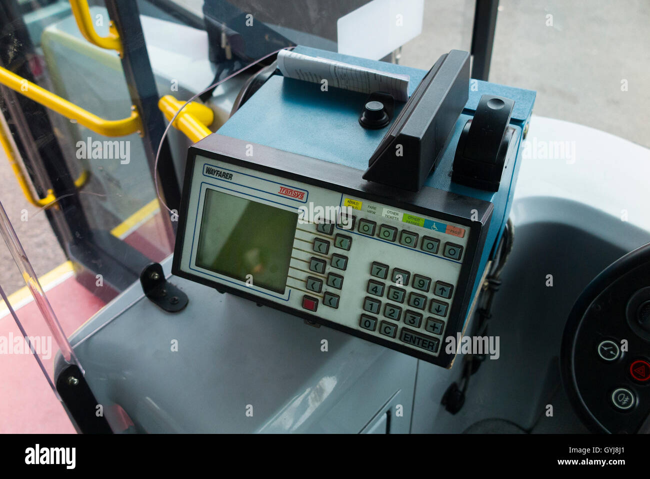 Wayfarer Transys début Oyster card reader/validation / validateurs & ticket machine vues depuis le siège du conducteur d'un bus de Londres. Banque D'Images