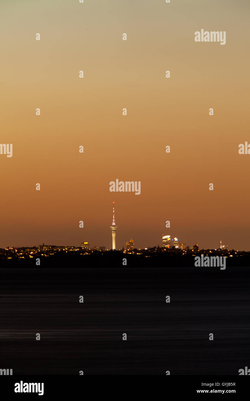 NZ Auckland skyline citylight lointain après le coucher du soleil Banque D'Images NZ Auckland skyline citylight lointain après le coucher du soleil Banque D'Images