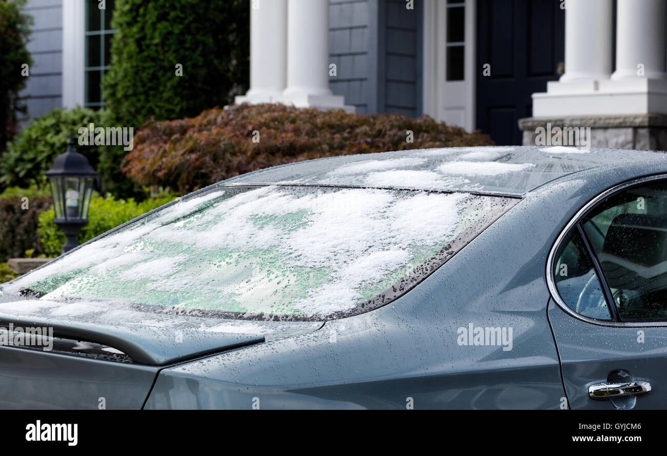 L'homme Nettoie La Fenêtre De Voiture Congelée Avec Le Grattoir De Glace  Photo stock - Image du temps, froid: 106298172