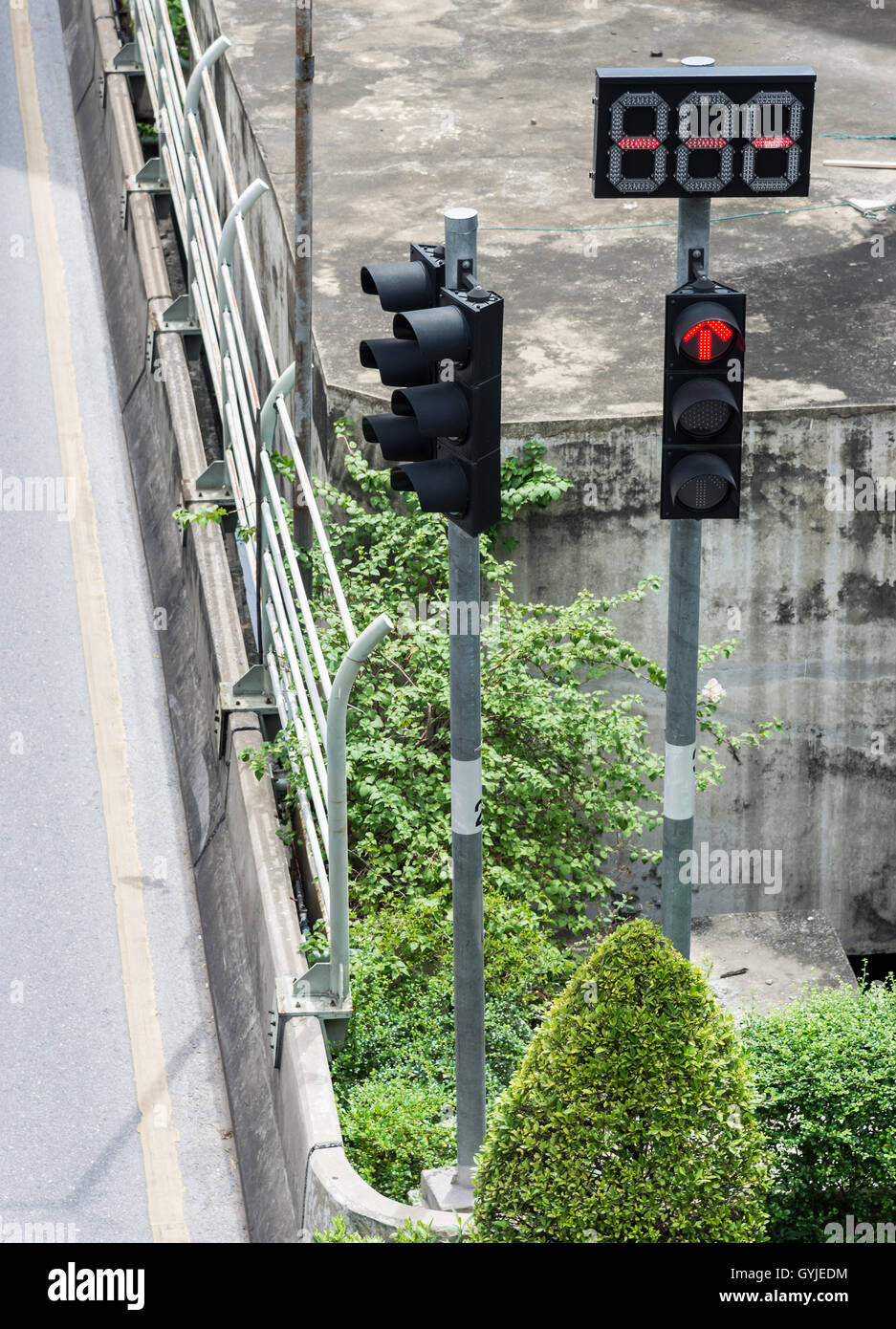 Feu de circulation poteau avec affichage numérique dans l'intersection de la zone urbaine. Banque D'Images