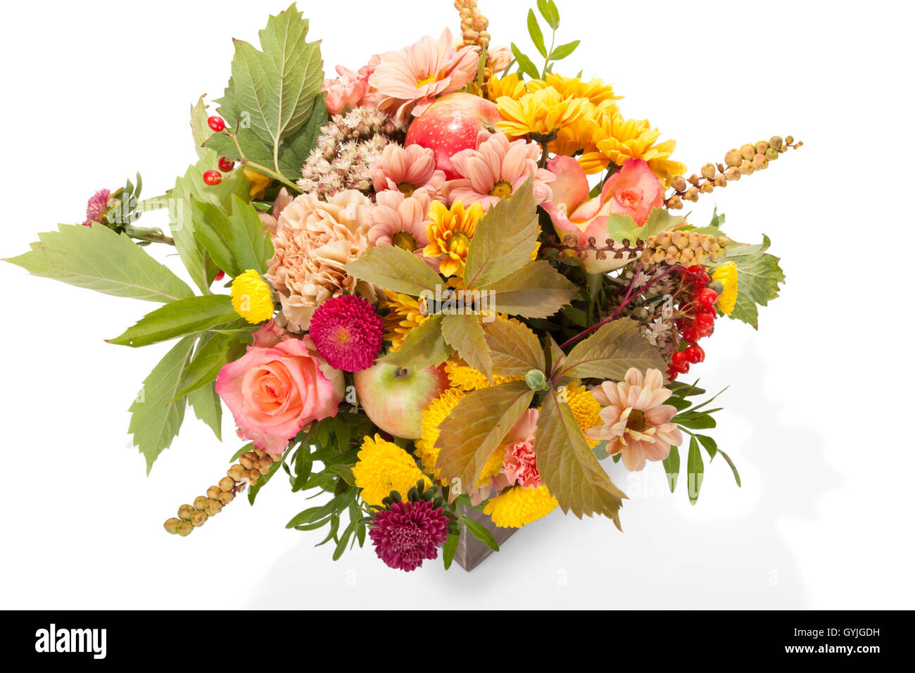 Bouquet de fleurs d'automne aux fruits rouges et d'apple en boîte bois isolated on white Banque D'Images
