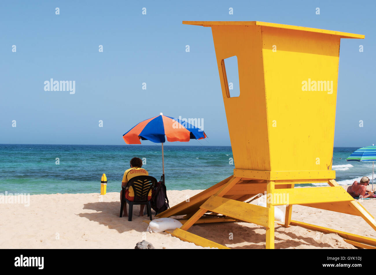 Fuerteventura : Grandes Playas plage avec le tour de jaune et d'un sauveteur Banque D'Images