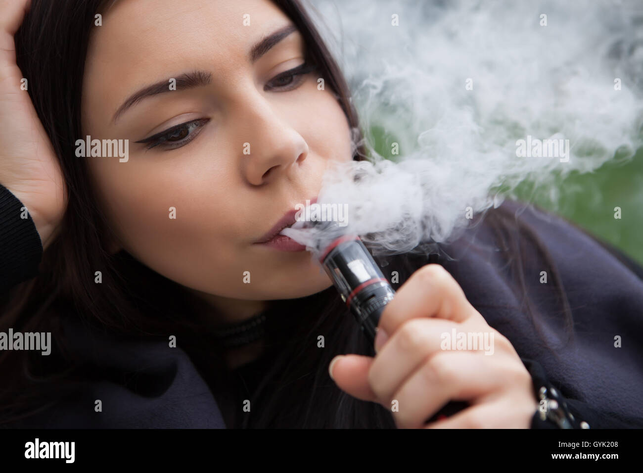 Arrter de fumer nicotine,start vaping e-juice,e-liquide.jolie jeune femme   l'aide d'appareil vaporisateur,gadgets modernes pour les fumeurs.Safe et  savoureuse vapeur glycrine Photo Stock - Alamy