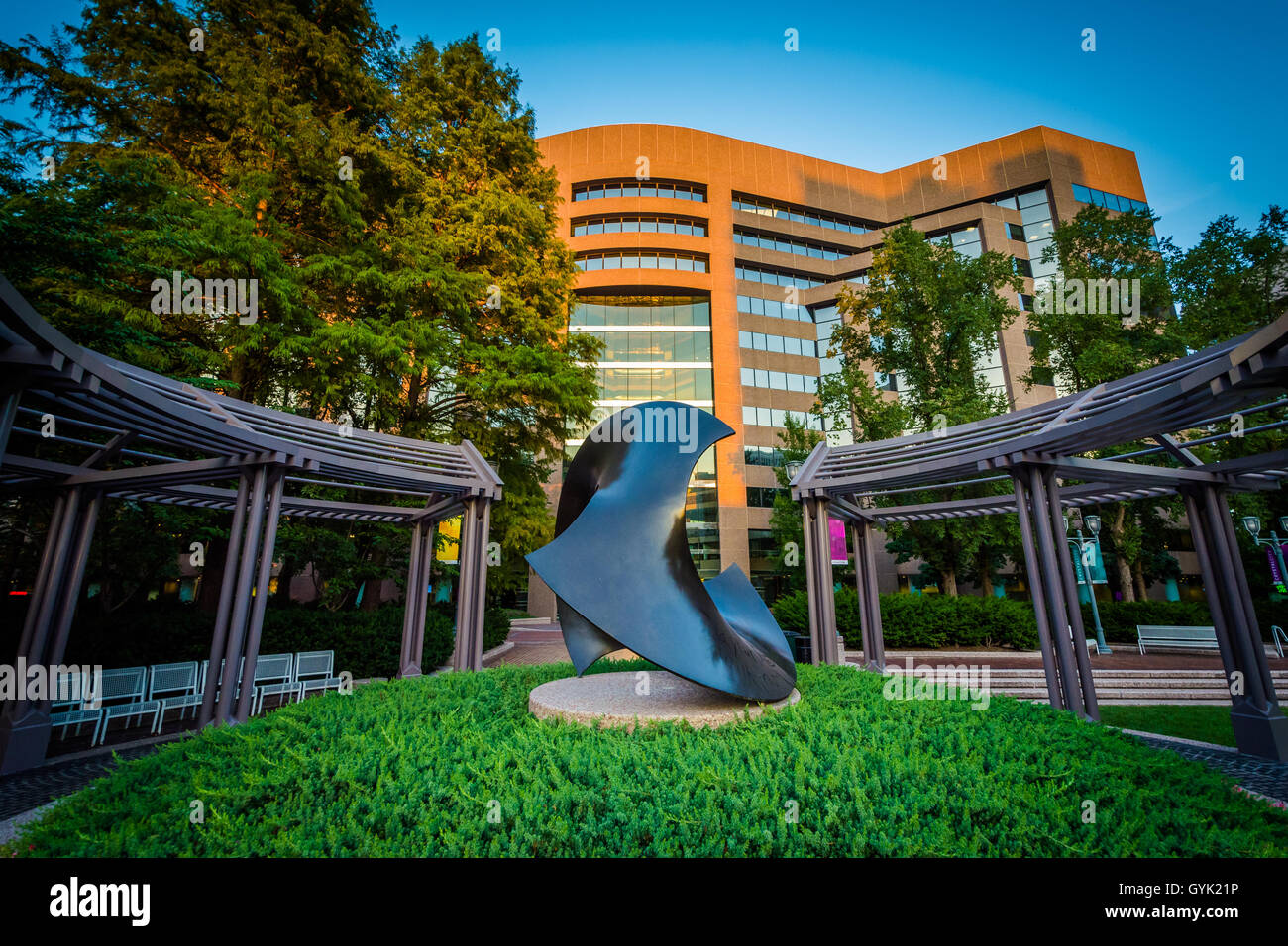 La sculpture et le bâtiment moderne à Crystal City, Arlington, Virginia. Banque D'Images