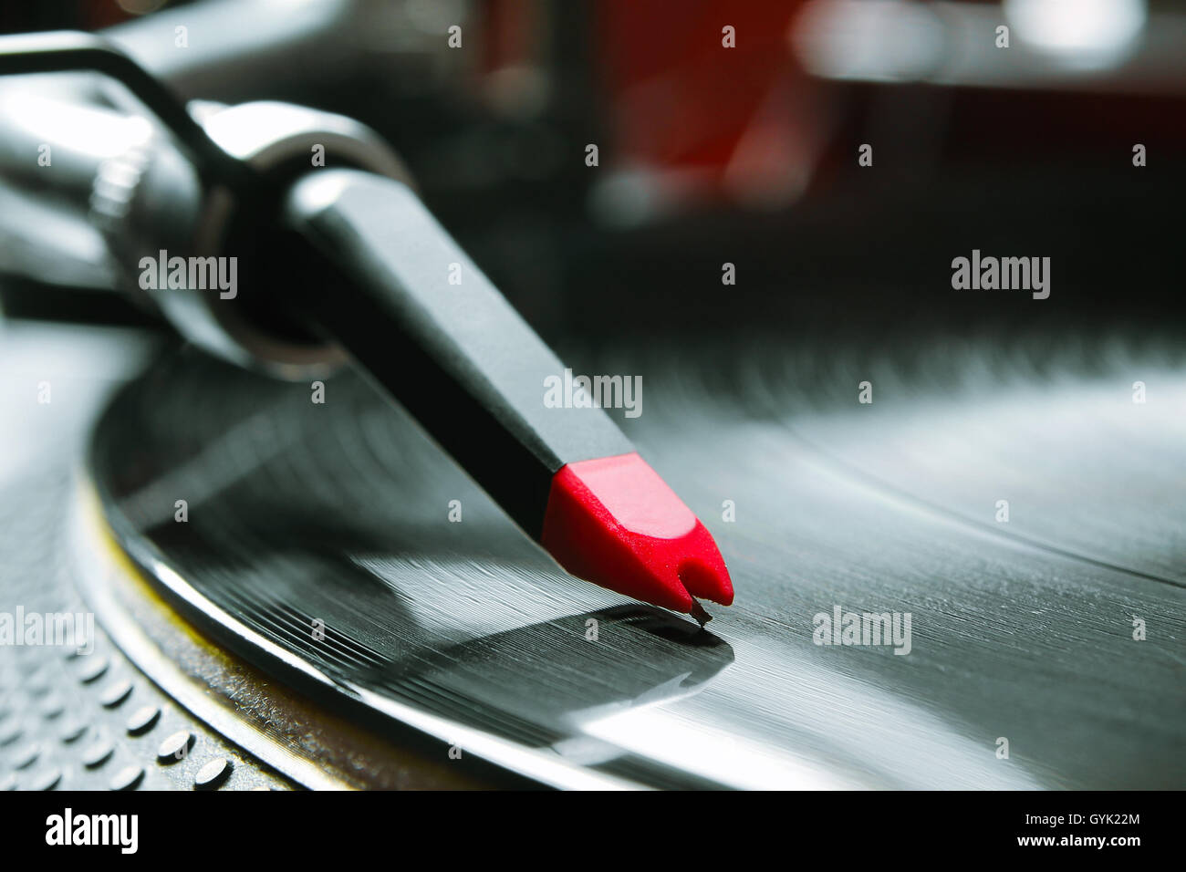 Gros plan de l'aiguille sur le disque avec de la musique Banque D'Images