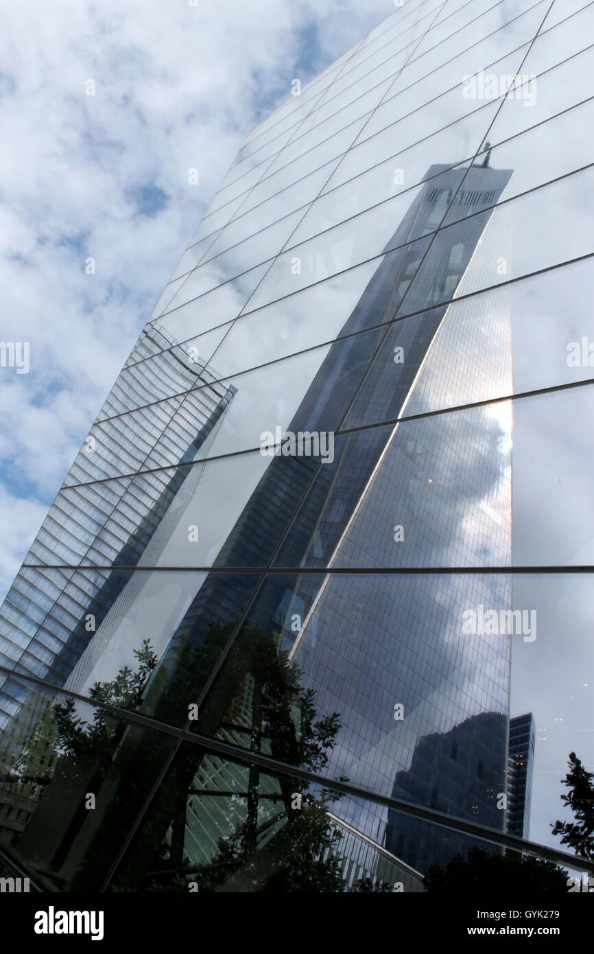Le nouveau World Trade Center réfléchie sur les fenêtres de la 9/11 Musée dans Lower Manhattan, New York City Banque D'Images