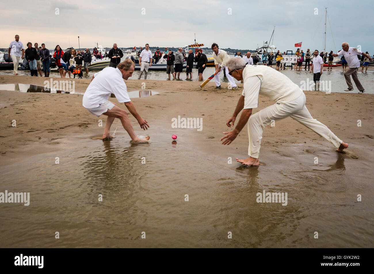 Action de match au cours de l'Assemblée Bramble Bank cricket entre le sud du Royal Yacht Club et le Club de voile de l'île de Phillip Island, qui prend place sur un banc au milieu du Solent. Banque D'Images