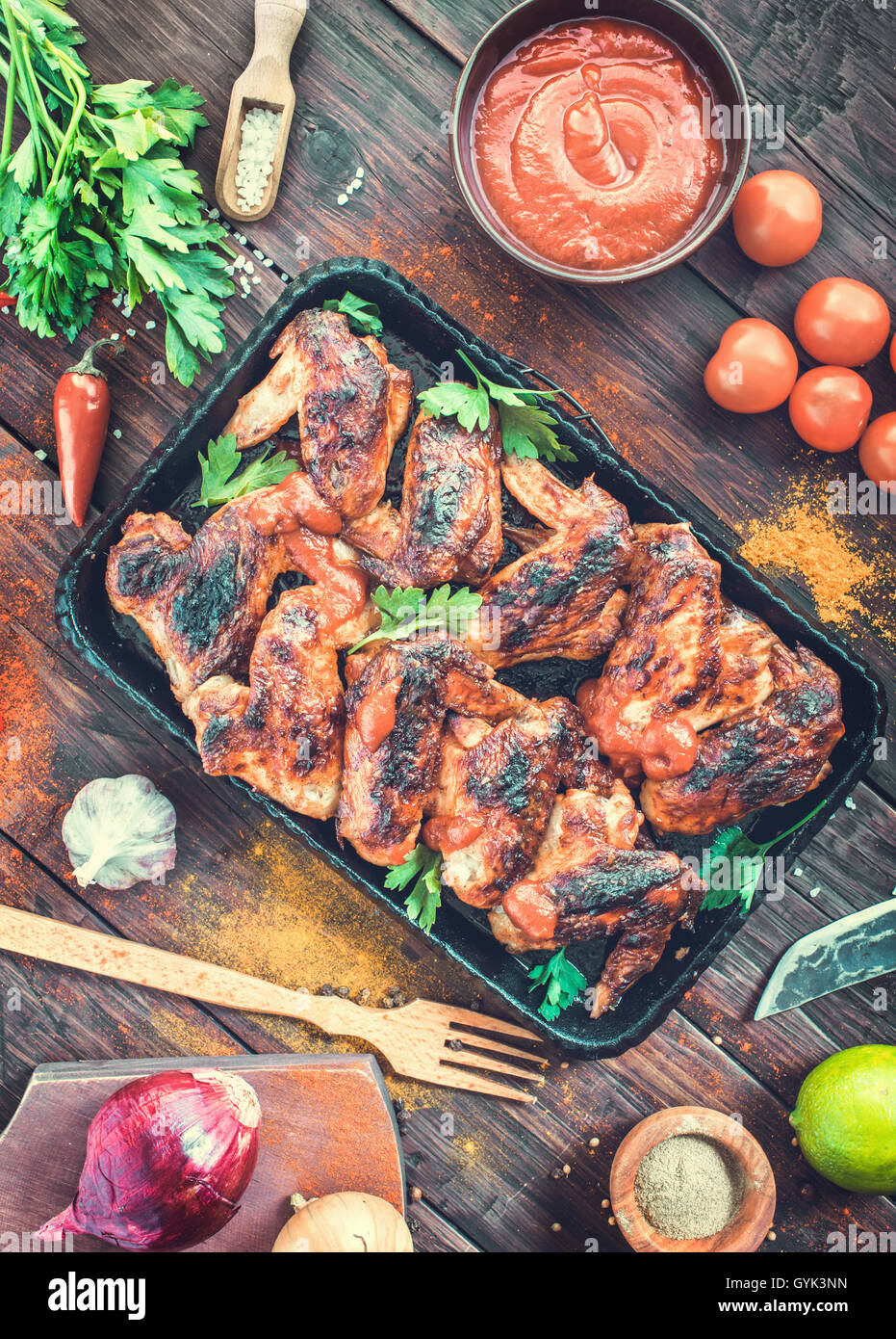 Ailes de poulet rôti aux épices sur le service pan Banque D'Images