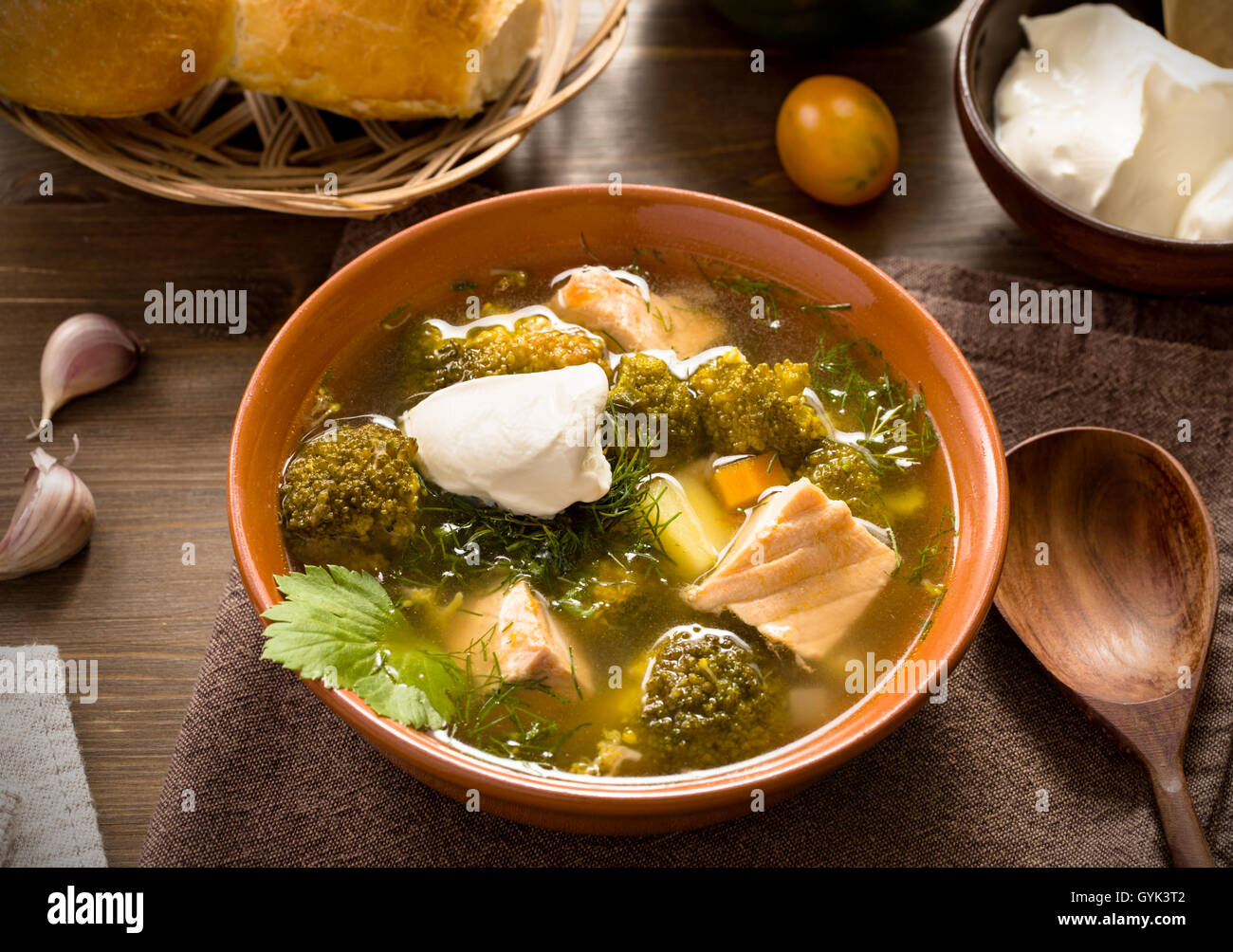 Soupe aux légumes et saumon Banque D'Images