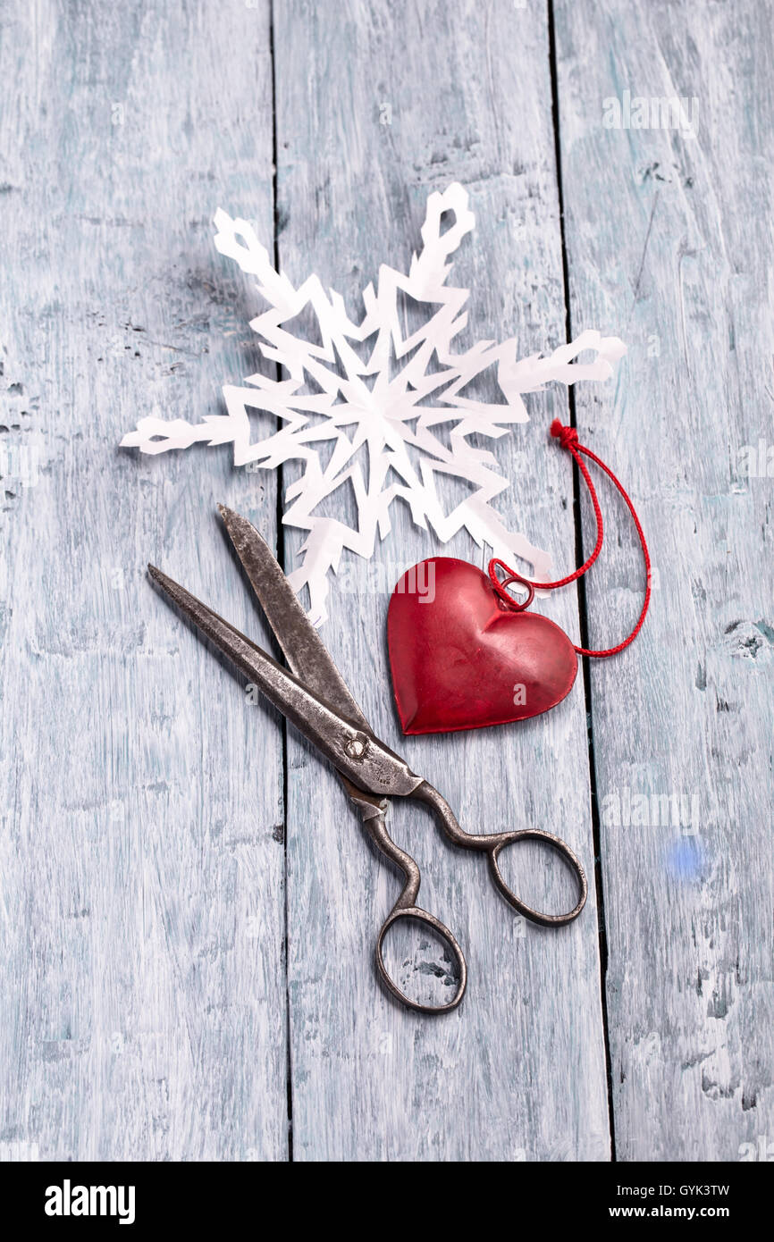 Vintage ciseaux, papier fait main et flocon décoration coeur Banque D'Images