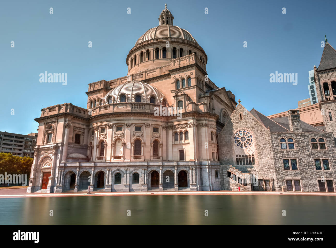 La première Église du Christ, scientiste et miroir d'eau, à Boston, Massachusetts. Banque D'Images