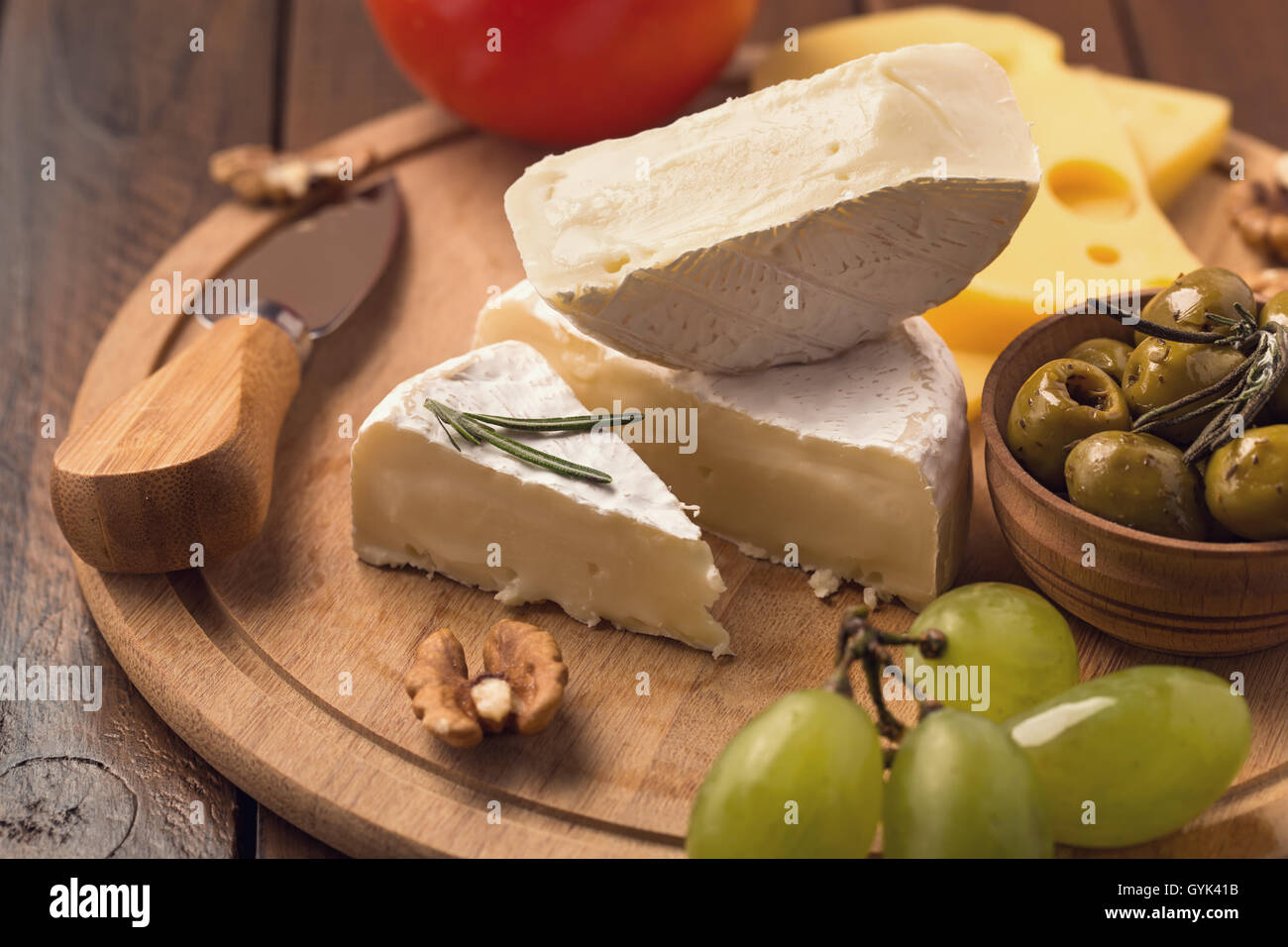 Tranches de fromage brie Banque D'Images