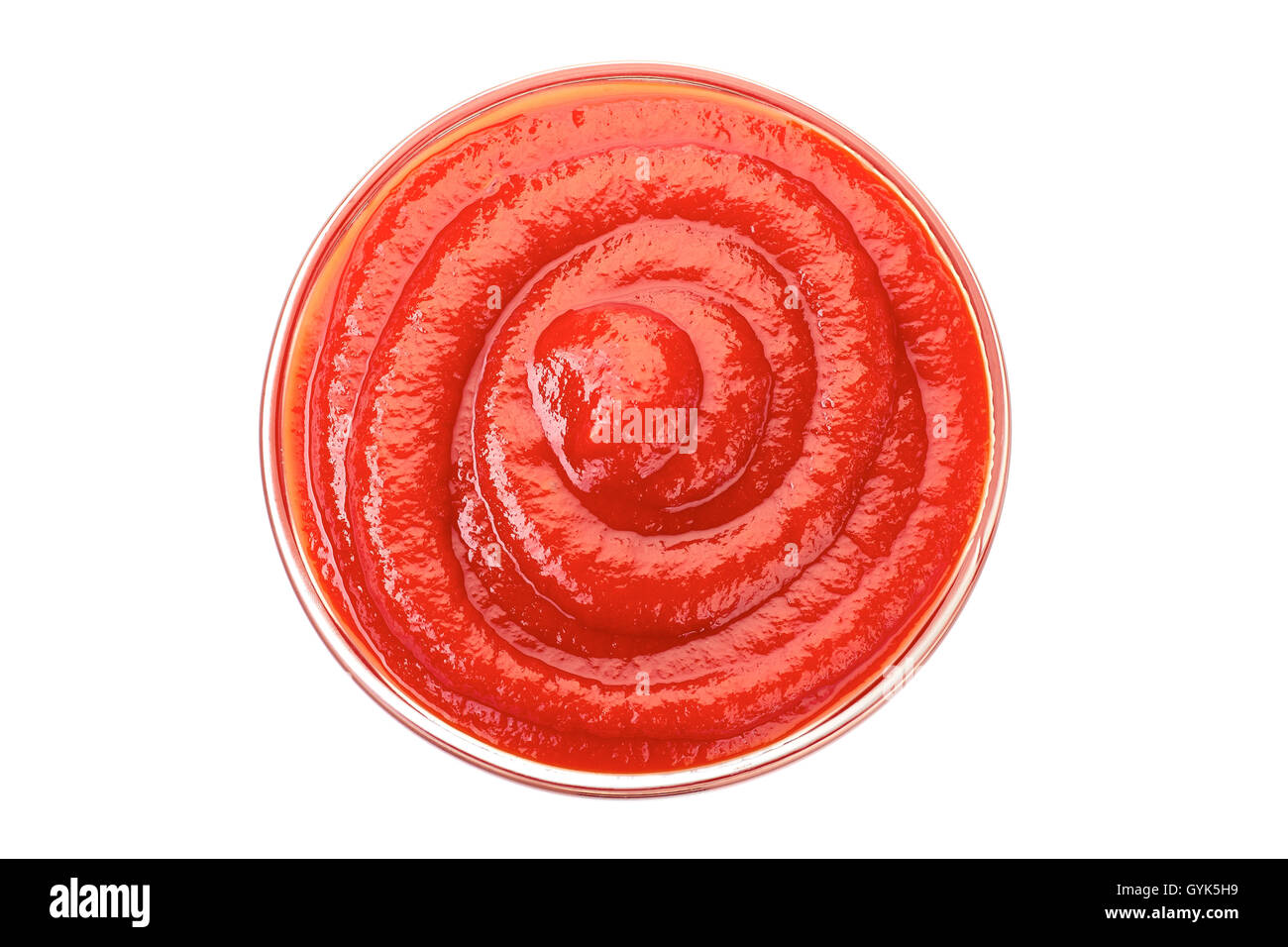 Bol de ketchup ou de la sauce tomate on white Banque D'Images