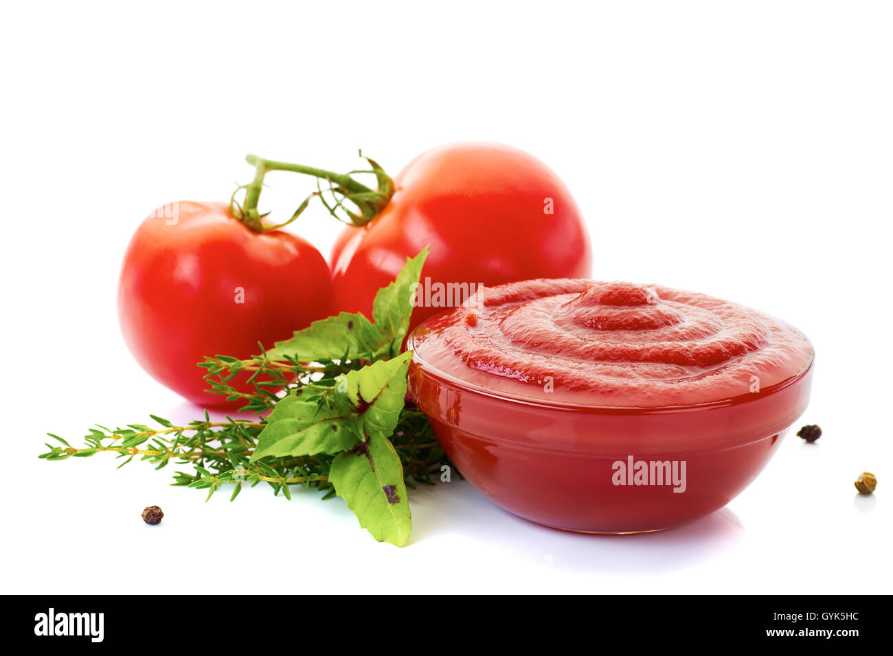 Bol de ketchup ou de sauce tomate avec des ingrédients on white Banque D'Images