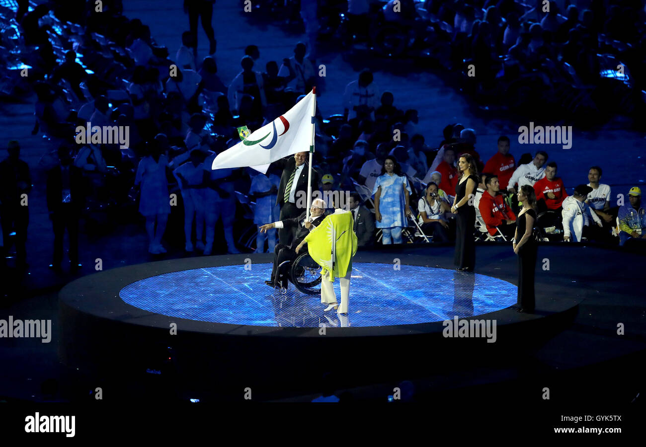 Président du Comité International Paralympique, Sir Philip Craven passe le drapeau paralympique au gouverneur de Tokyo au cours de la cérémonie de clôture sur le onzième jour de la Rio 2016 Paralympiques au Maracana, Rio de Janeiro, Brésil. Banque D'Images