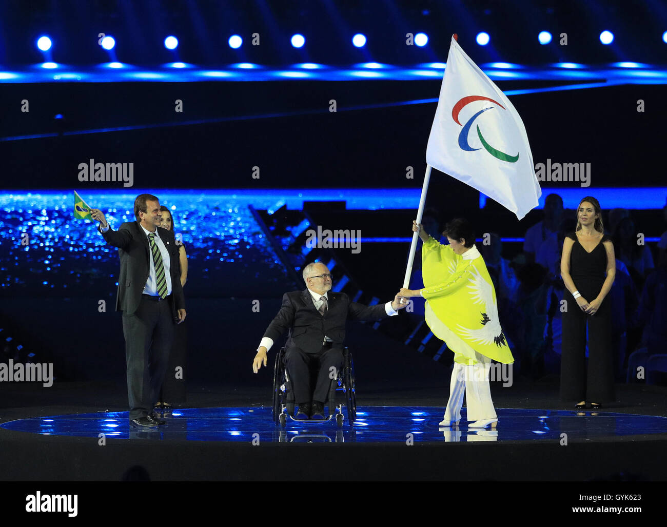 Le maire de Rio de Janeiro, Eduardo Paes (à gauche) salue en tant que président de la CIB Sir Philip Craven (centre) mains le drapeau paralympique au Gouverneur de Tokyo Yuriko Koike au cours de la cérémonie de clôture sur le onzième jour de la Rio 2016 Paralympiques au Maracana, Rio de Janeiro, Brésil. ASSOCIATION DE PRESSE Photo. Photo Date : Dimanche 18 Septembre, 2016. Crédit photo doit se lire : Adam Davy/PA Wire. Utilisez UNIQUEMENT ÉDITORIALE Banque D'Images