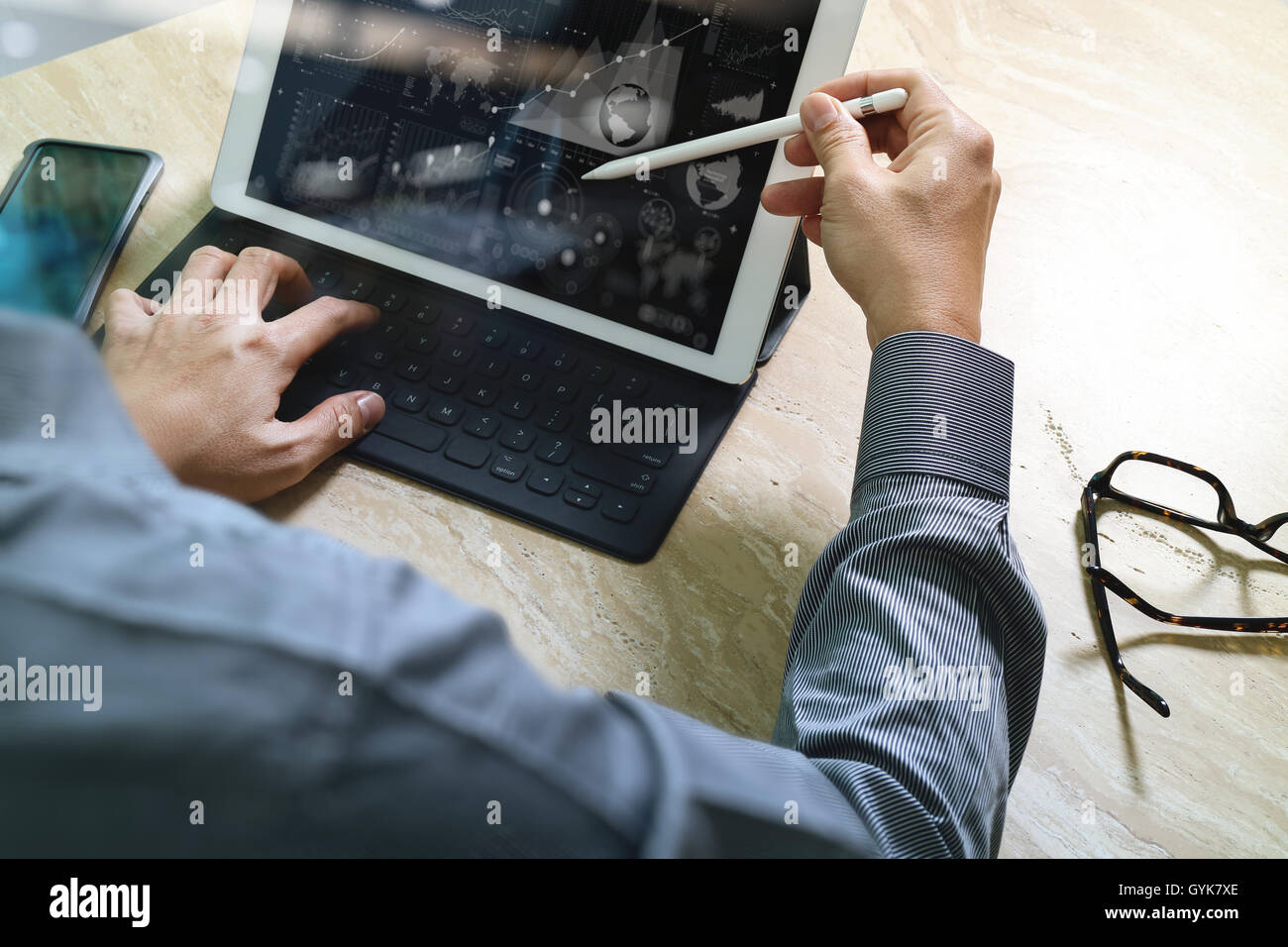 Businessman hand concept de travail. Photo investisseur professionnel travaillant avec de nouveaux projet de démarrage. Réunion des gestionnaires des finances.Digital Banque D'Images