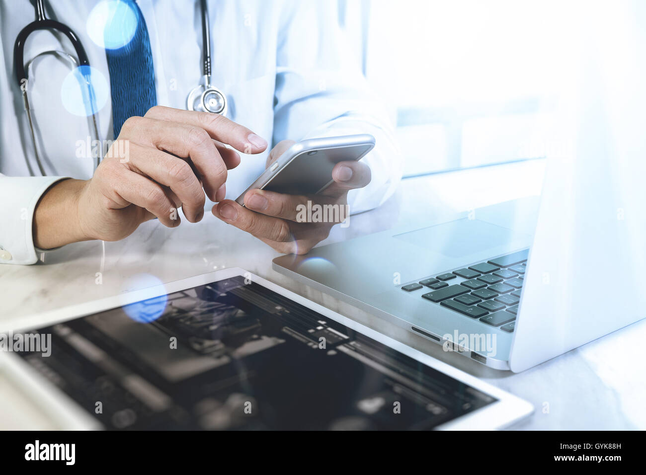Concept de technologie médicale. Médecin part travailler avec tablette numérique moderne et ordinateur portable avec interface graphique médical, Sun Banque D'Images