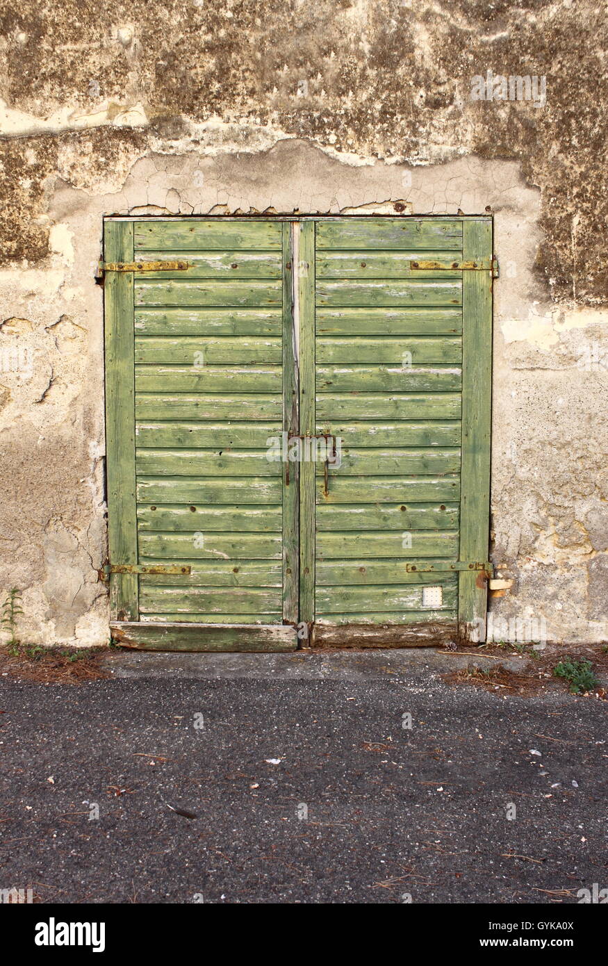 En bois ancienne porte d'entrée dans un bâtiment en ruine Banque D'Images