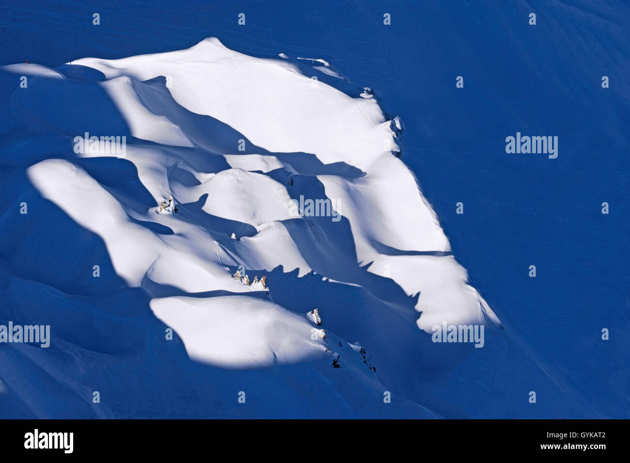 Ombre à la pente de montagne couverte de neige, France, Savoie, La Plagne Banque D'Images