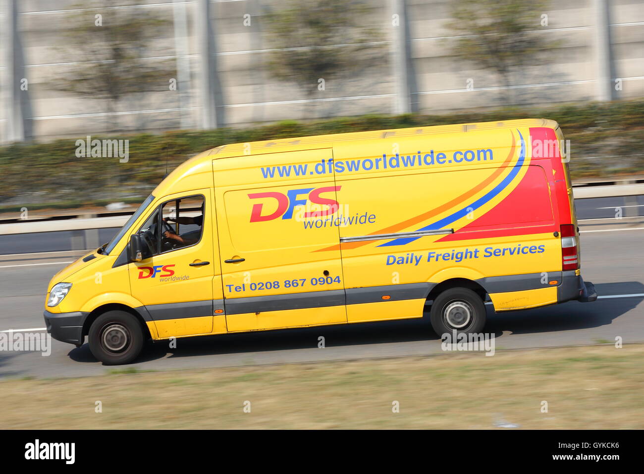 DFS van jaune près de l'aéroport Heathrow de Londres Banque D'Images