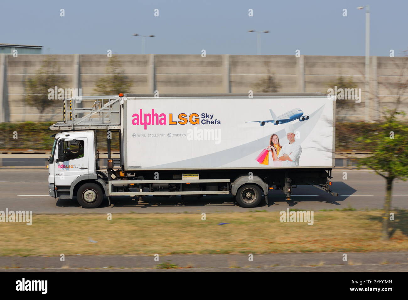 Restauration LSG Alpha camion près de l'aéroport Heathrow de Londres Banque D'Images