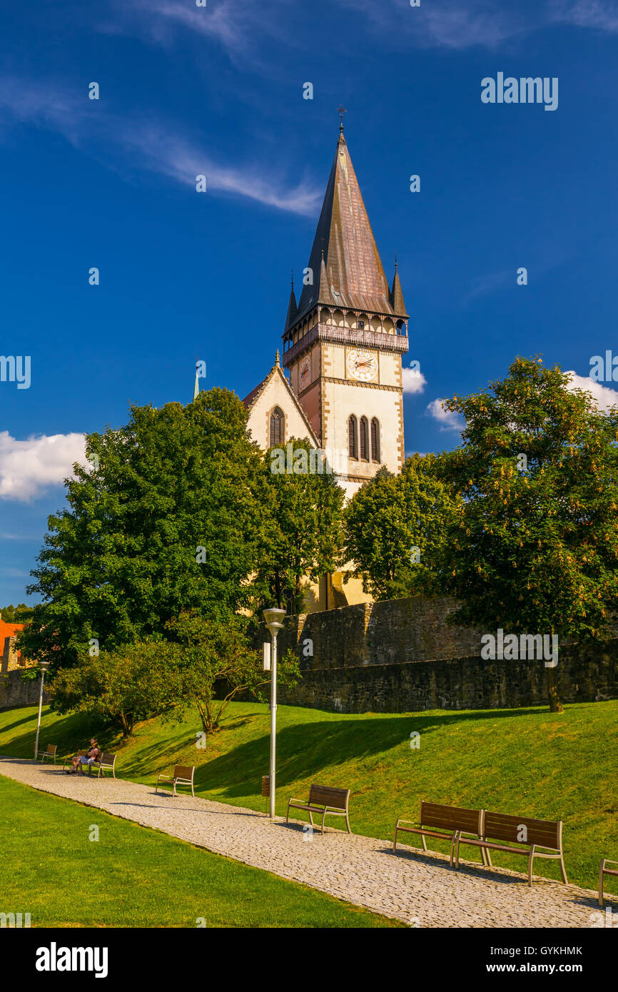 L'église monumentale de Saint Aegidius de Bardejov vieux centre-ville avec parc, Bardejov, Slovaquie. Banque D'Images