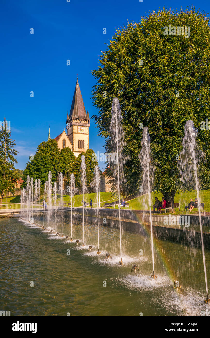 L'église monumentale de Saint Aegidius de Bardejov vieux centre-ville, avec un parc et de la fontaine chantante, Bardejov, Slovaquie. Banque D'Images