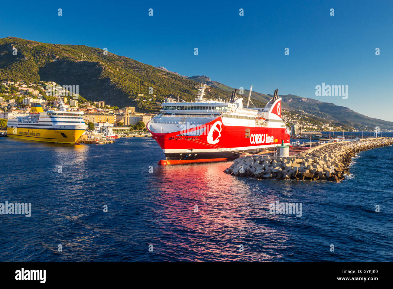 Corse Ferry terminal dans le port de Bastia, France, Europe Banque D'Images
