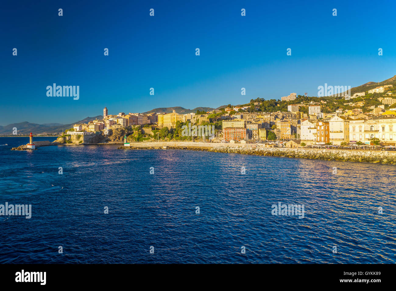 Vue de Bastia vieux centre-ville, le phare et le port. Bastia est deuxième ville de Corse, France, Europe. Banque D'Images