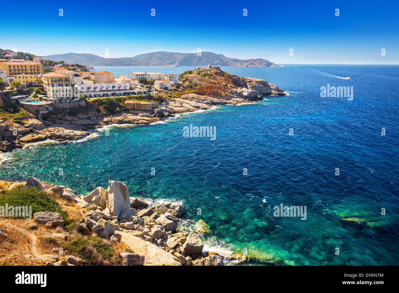 Vue de belles côtes de la Corse et les maisons historiques de la vieille ville de Calvi avec de l'eau de l'océan turquoise clair, Corse, France, Eur Banque D'Images