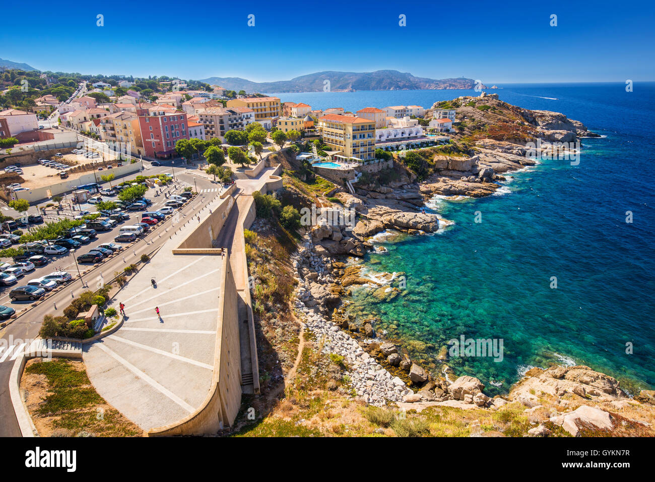 Vue de belles côtes de la Corse et les maisons historiques de la vieille ville de Calvi avec de l'eau de l'océan turquoise clair, Corse, France, Eur Banque D'Images