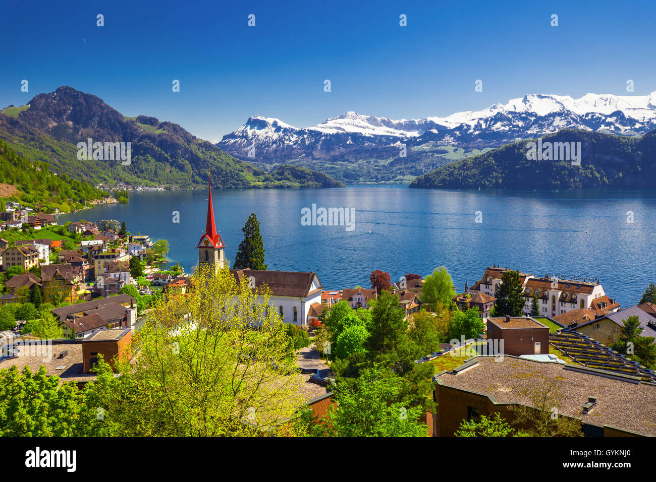 Image Panorama village de Weggis, lac de Lucerne (Vierwaldstatersee), Pilatus et montagne Alpes Suisses dans le fond près de famou Banque D'Images