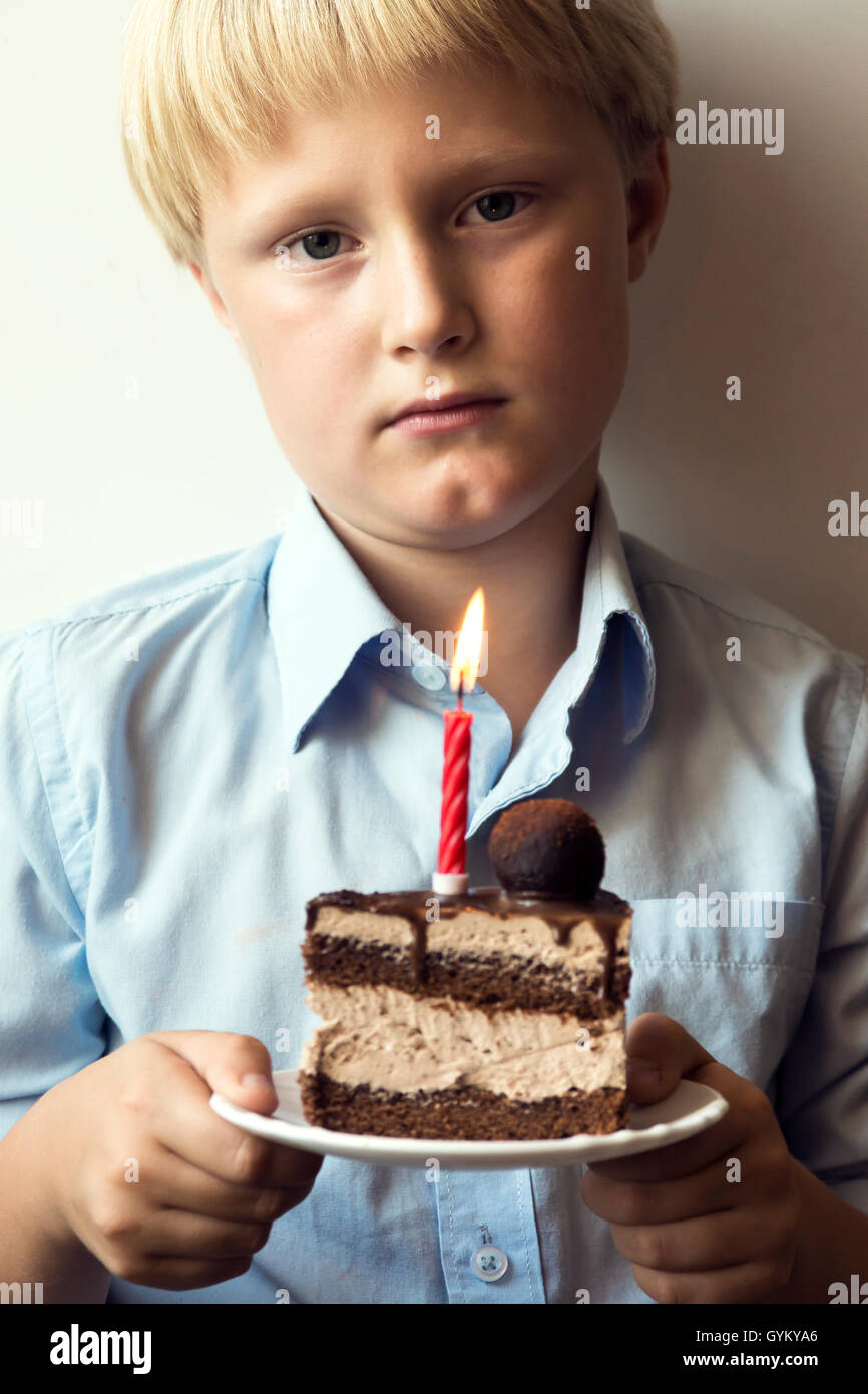 Enfant Triste Garcon Enfant Adolescent Avec Anniversaire Gateau Au Chocolat Avec Bougie Brulante Malheureux Plate Parti Maison De Vacances Anniversaire Frien Photo Stock Alamy Enfant Triste Garcon Enfant Adolescent Avec Anniversaire Gateau Au Chocolat Avec Bougie Brulante Malheureux Plate Parti Maison De Vacances Anniversaire Frien Photo Stock Alamy