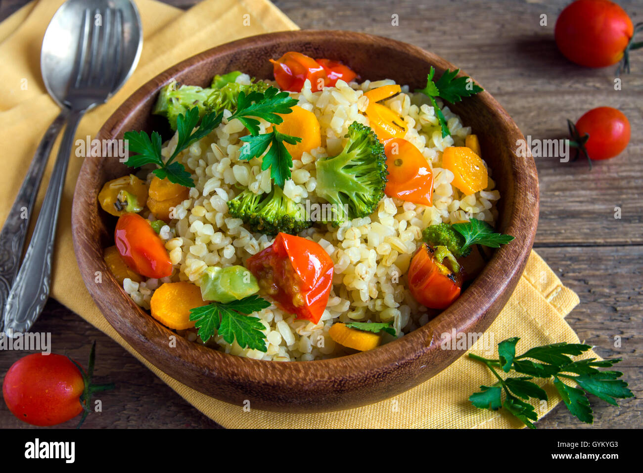 De Delicieux Plats Vegetariens Faits Maison Avec Des Legumes Boulgour Tomates Carottes Courgettes Brocoli Et Le Persil Dans Un Bol En Bois Rustique Photo Stock Alamy