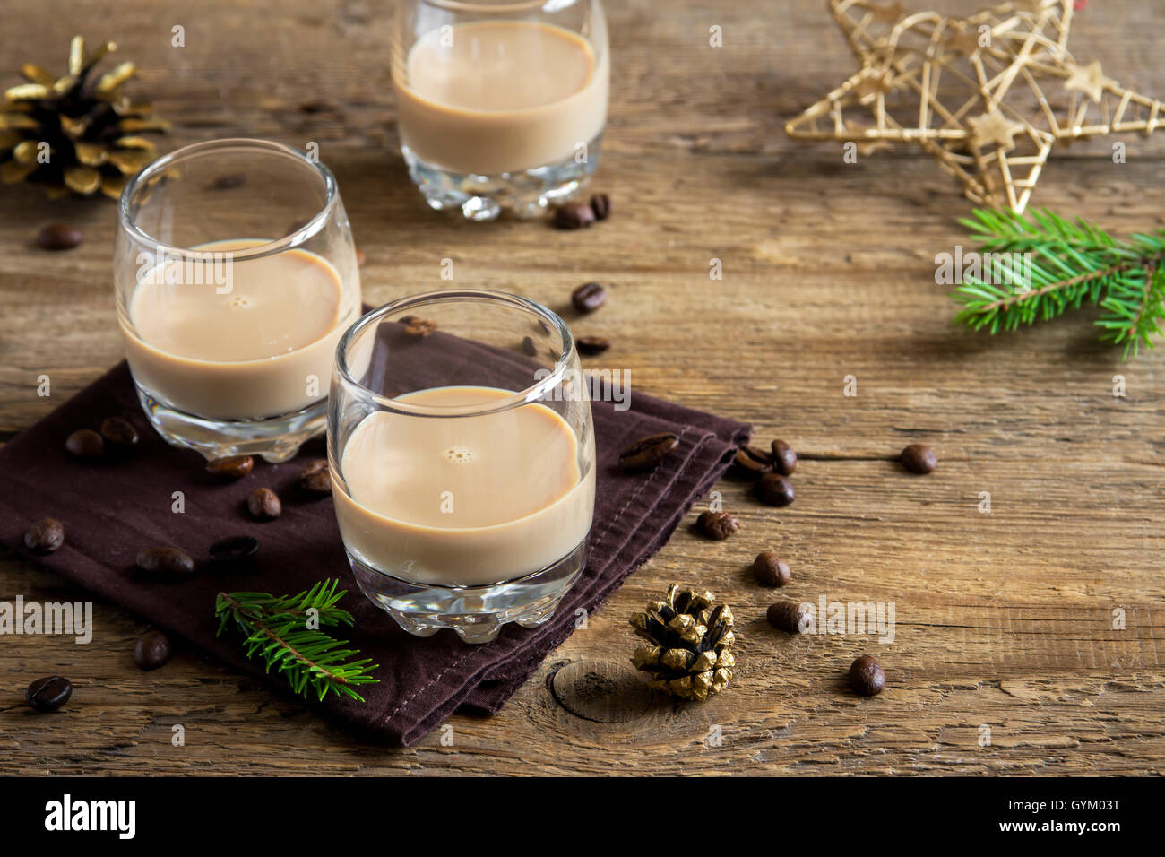 Irish Cream Liqueur de Café avec décoration de Noël et des ornements sur fond de bois rustique - boissons de Noël d Banque D'Images