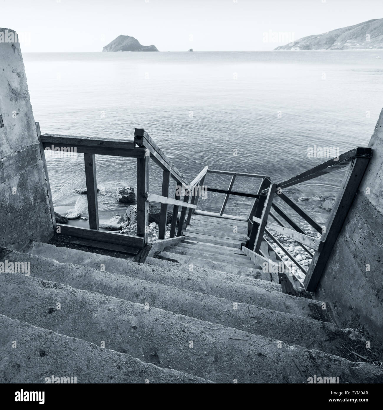 Escaliers de bois sur la côte. Les tons bleus carrés seascape côtières de l'île de Zakynthos, Grèce Banque D'Images