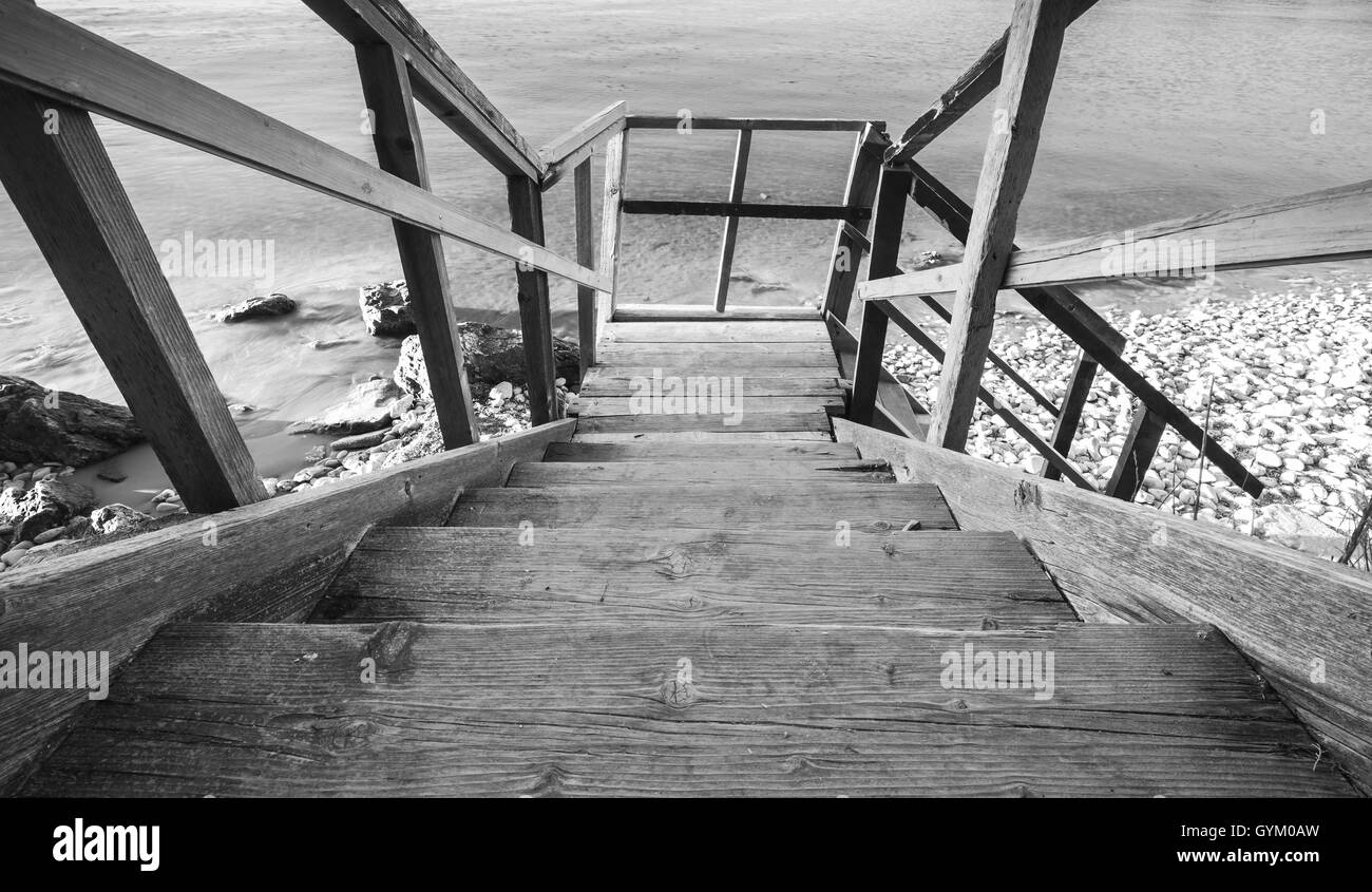 Vue en perspective d'un escalier descendant jusqu'à la côte. Photo en noir et blanc Banque D'Images