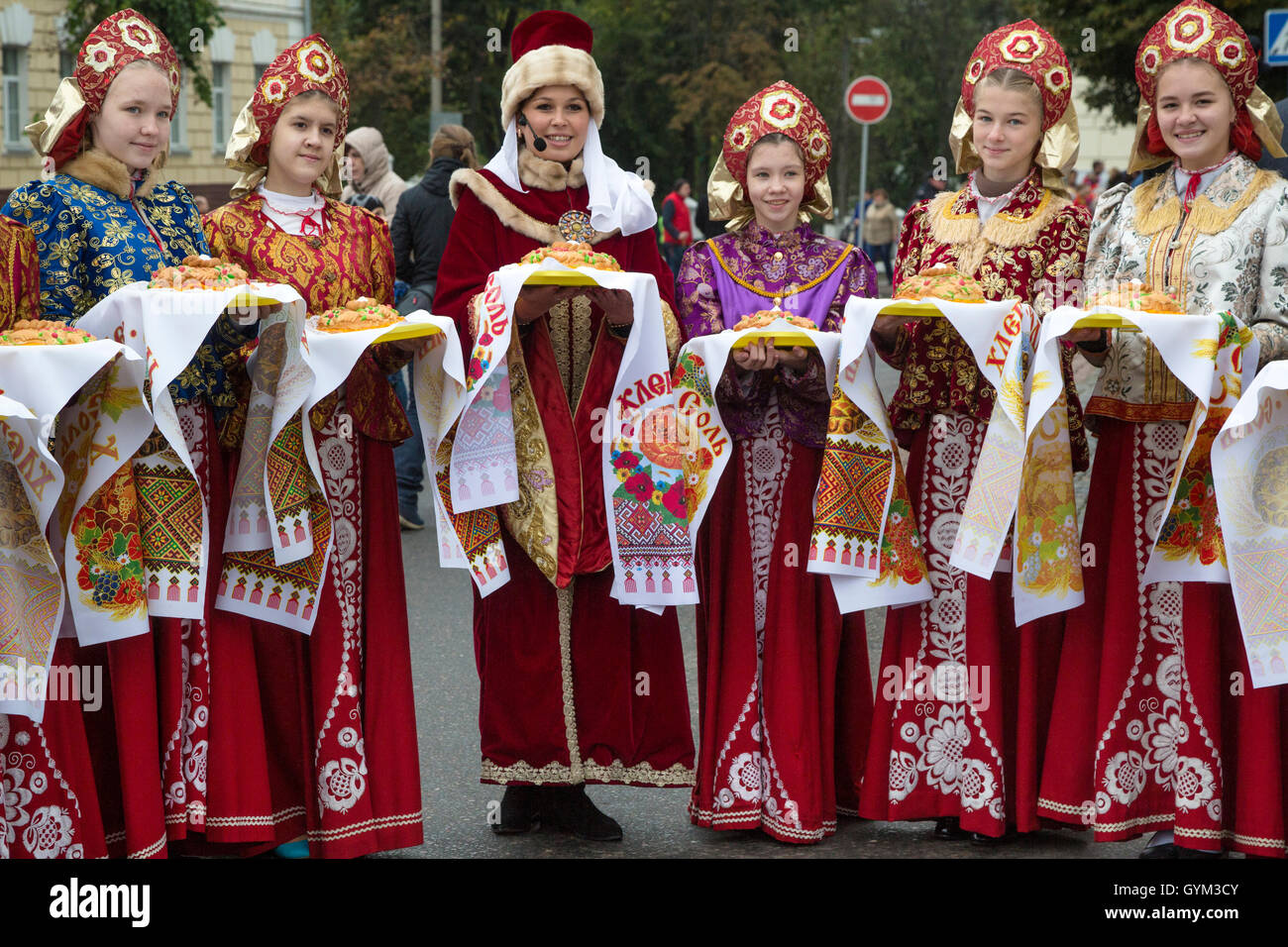 Les femmes russes, avec le pain et le sel rituel traditionnel pour accueillir les clients pendant la célébration de la Journée de la ville la ville de Vladimir, Russie Banque D'Images