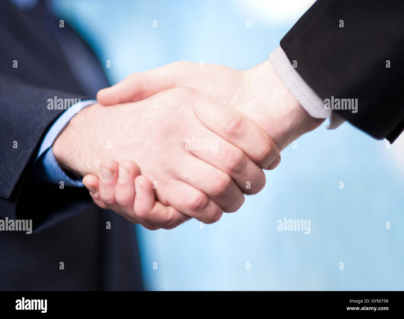 Les businessmen shaking hands Banque D'Images