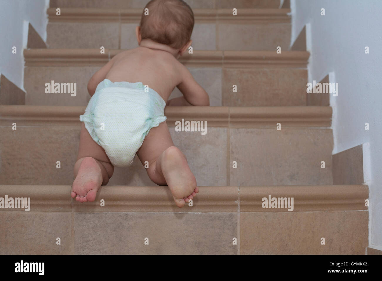 Baby Boy ramper en haut de l'escalier. Low angle view Banque D'Images