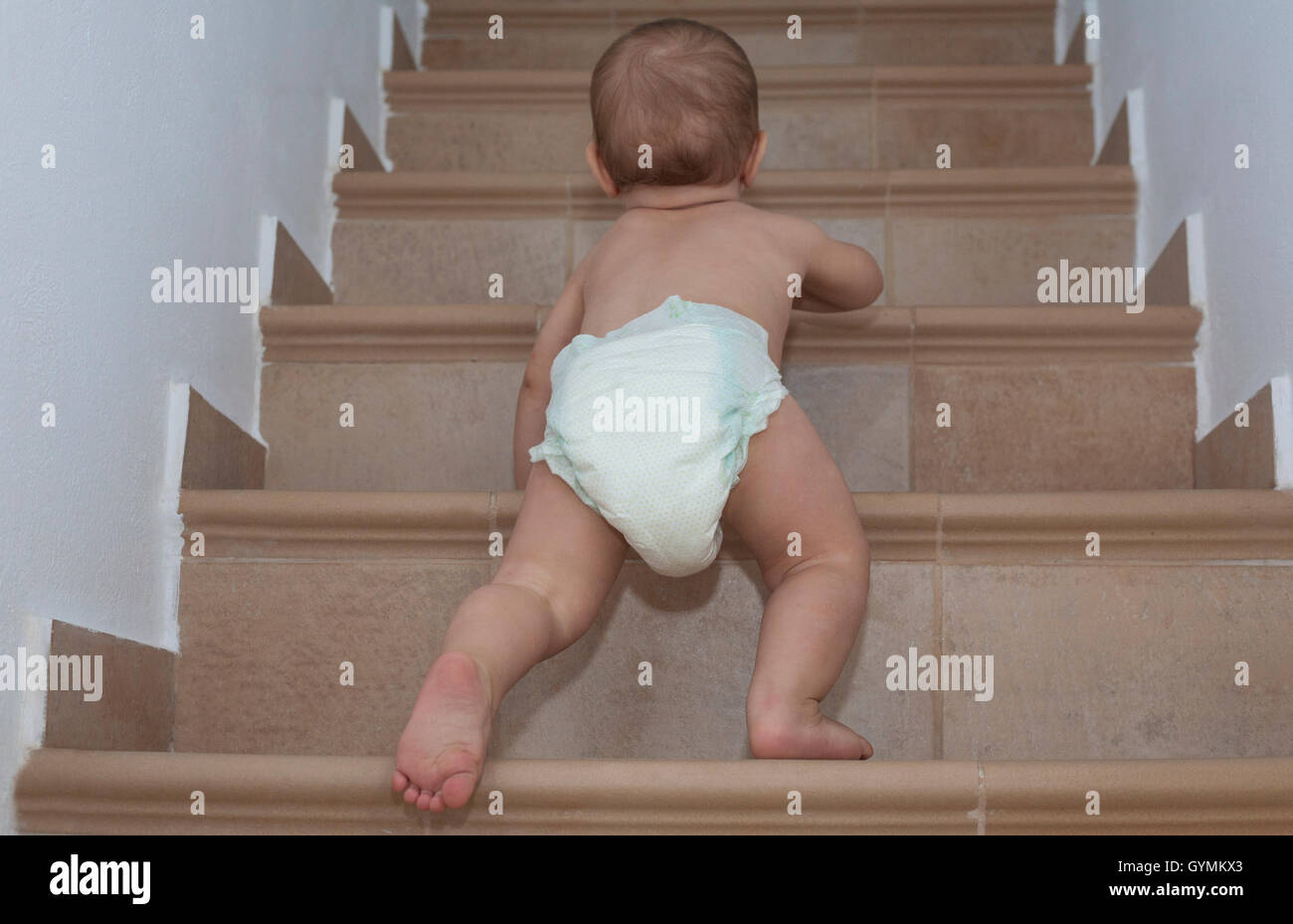 Baby Boy ramper en haut de l'escalier. Low angle view Banque D'Images