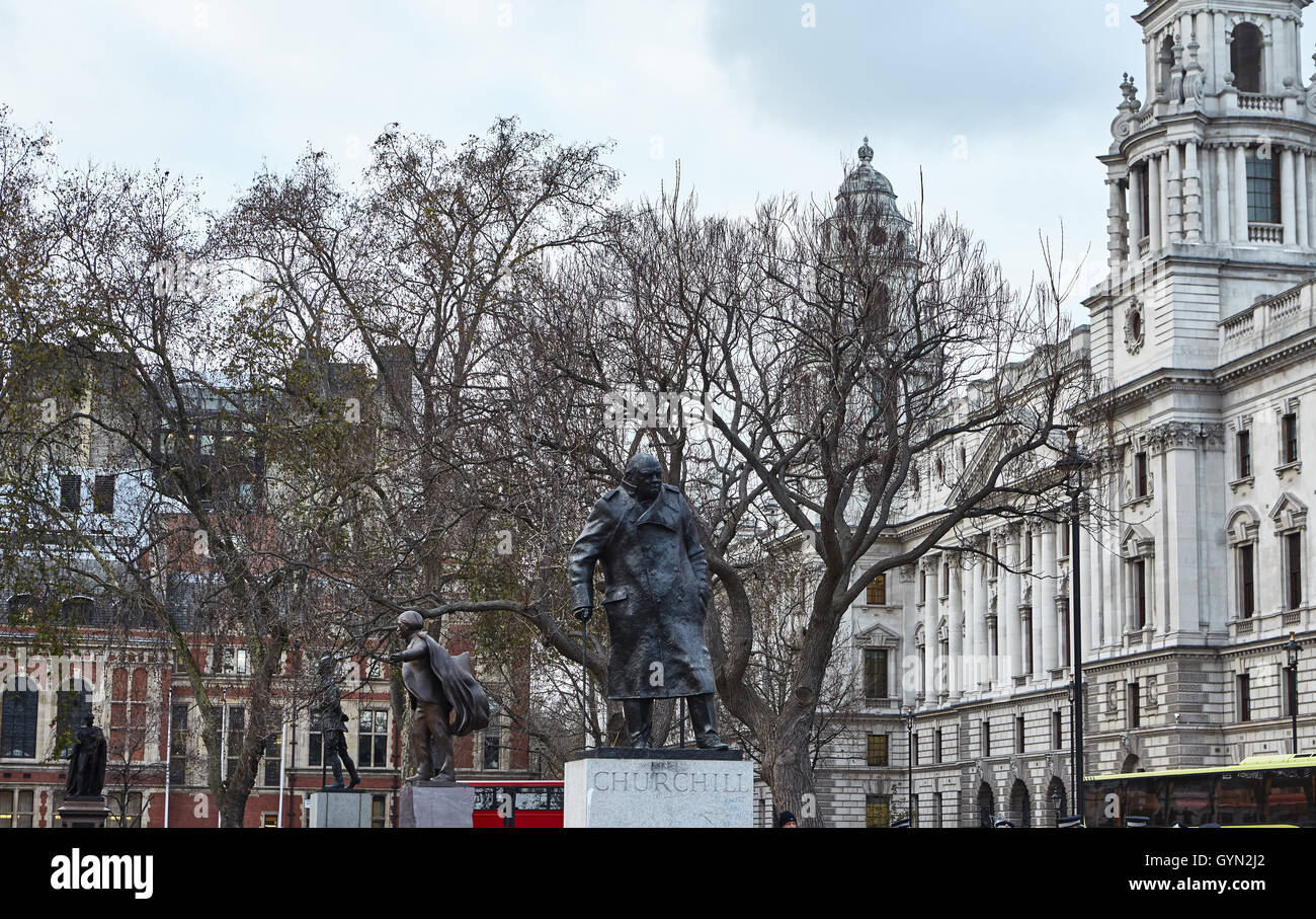 Statue de Sir Winston Churchill, regard vers Westminster Palace, le Parlement, Elizabeth Tower, Big Ben, au lever du soleil. Banque D'Images