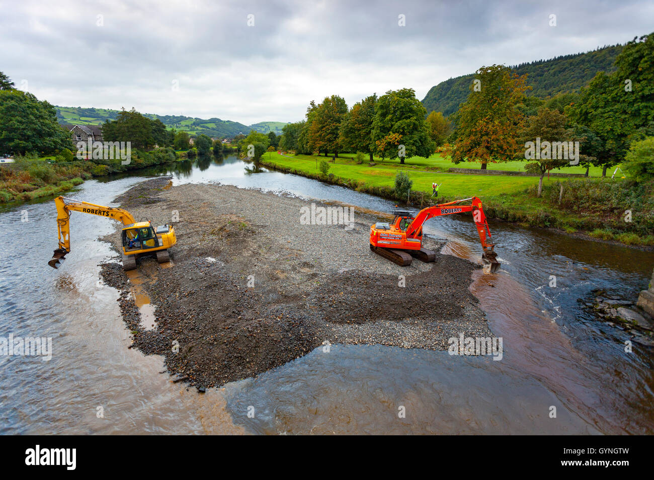 Les défenses contre les inondations - l'autorisation a été accordée et le travail commence sur le dragage de la rivière Conwy pour prévenir les inondations dans la vallée qui est notoire pour l'inondation. Banque D'Images